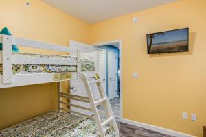 ein Etagenbett mit 2 Etagenbetten und einer Leiter in der Unterkunft Sterling Reef 2 in Panama City Beach