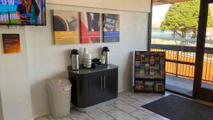 a trash can sitting next to a counter in a room at Motel 6-Temple, TX in Temple