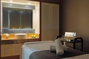 Rúm í herbergi á Radisson Blu Hotel Batumi