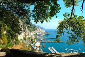 uma vista para um porto com barcos na água em Villa Maria em Amalfi