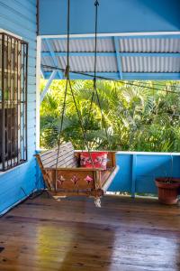 Κήπος έξω από το The Odyssey Resort Utila