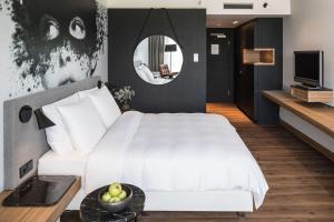 Tempat tidur dalam kamar di Radisson Blu Hotel Köln