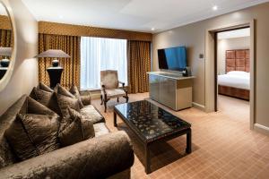 希灵登Radisson Blu Hotel, London Heathrow的带沙发和桌子的客厅 更多27张照片