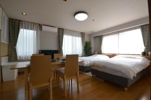 高松市にあるTakamatsu - House / Vacation STAY 38164のベッドルーム1室(ベッド1台、デスク、テーブル付)