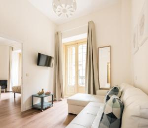 een witte woonkamer met een witte bank bij Apartamento en Puerta del Sol in Madrid