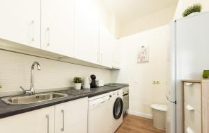 een witte keuken met een spoelbak en een vaatwasser bij Apartamento en Puerta del Sol in Madrid +23 foto's