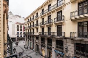 uitzicht op een straat met gebouwen bij Apartamento en Puerta del Sol in Madrid