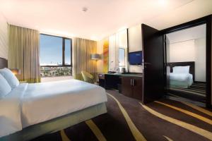 TV a/nebo společenská místnost v ubytování Radisson Blu Hotel, Abu Dhabi Yas Island