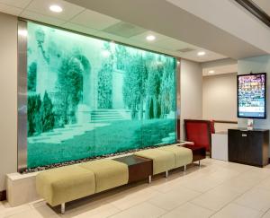 una sala de espera con una pantalla grande en un edificio en Hotel Indigo Chicago - Vernon Hills, an IHG Hotel, en Vernon Hills