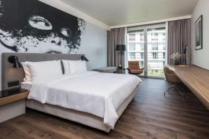 Tempat tidur dalam kamar di Radisson Blu Hotel Köln