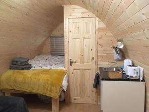 Postel nebo postele na pokoji v ubytování The Arns Glamping Pods