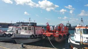 um grupo de barcos ancorados na água em B&B Vecchia Darsena em Augusta