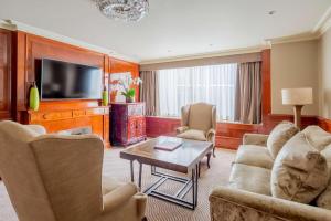 Radisson Blu Hotel, London Heathrow的电视和/或娱乐中心