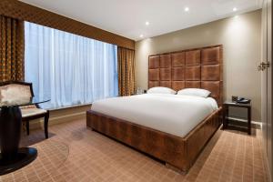 A bed or beds in a room at Radisson Blu Hotel & Conference Centre, London Heathrow