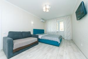 uma sala de estar com um sofá e uma cama em New apartment on Starokyivska 1/5 em Kiev