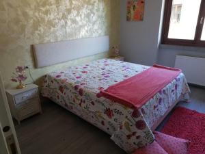 a bedroom with a bed with a pink blanket on it at Alex's home 2 in Crone