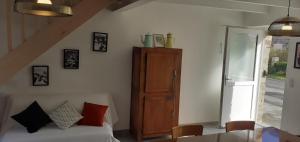 sypialnia z łóżkiem i drewnianą szafką w obiekcie Chez Emile w mieście Cherrueix