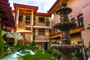 a courtyard with a fountain in front of a building at El Portal Del Marques in Cajamarca
