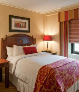 um quarto com uma cama grande e uma janela em Boston Omni Parker House Hotel em Boston