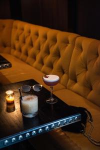 - une table basse avec une boisson et des verres sur un canapé dans l'établissement The Rittenhouse Hotel, à Philadelphie