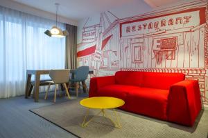 Ein Sitzbereich in der Unterkunft Radisson RED Brussels