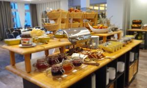 un buffet de comida en una mesa en una tienda en AKZENT Hotel Merfelder Hof, en Dulmen