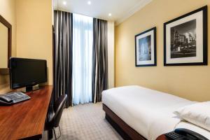 Cama ou camas em um quarto em Radisson Blu Edwardian Vanderbilt Hotel, London