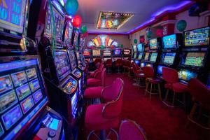 a bunch of slot machines in a casino at El Portal Del Marques in Cajamarca