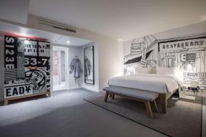 Ein Bett oder Betten in einem Zimmer der Unterkunft Radisson RED Brussels