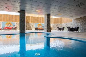 Bazén v ubytování Radisson Blu Plaza Jeddah nebo v jeho okolí