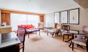 希灵登Radisson Blu Hotel, London Heathrow的带沙发、椅子和桌子的客厅