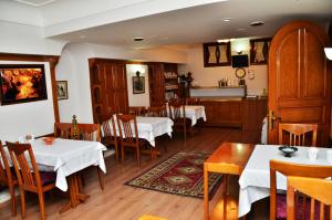 A restaurant or other place to eat at Safran Hotel