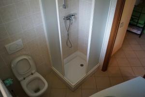 a bathroom with a shower and a toilet at Bungalows in Camping Solarium in Domaso