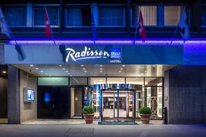 een gebouw met een raulsson bord ervoor bij Radisson Blu, Basel in Bazel
