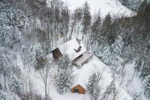 an aerial view of a house covered in snow at Domaine la Cedriere in Grenville-sur-la-Rouge