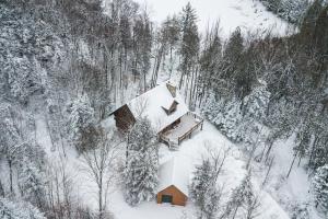 Grenville-sur-la-Rouge的住宿－Domaine la Cedriere，雪覆盖的房子的空中景色