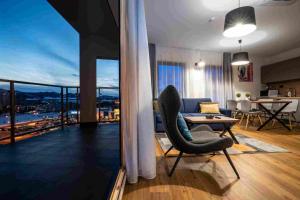 ein Wohnzimmer mit Sofa und Tisch in der Unterkunft Hotel Mamut in Poprad