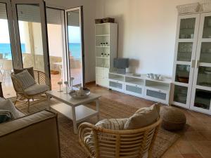 Ruang duduk di Sfondo Blu Villa sul mare