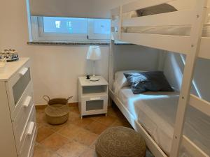 Katil atau katil-katil dalam bilik di Sfondo Blu Villa sul mare