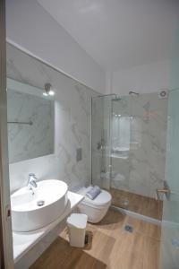ナフパクトスにあるChrisi Aktiのバスルーム(洗面台、トイレ、シャワー付)