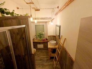 Pokój z toaletką, lustrem i stołem w obiekcie B&B François le cordonnier maison de charme w mieście Santa Teresa Gallura +27 zdjęć