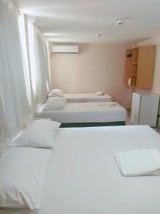 Ένα ή περισσότερα κρεβάτια σε δωμάτιο στο Goias Hotel