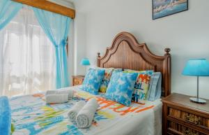 Un dormitorio con una cama con cortinas azules. en Apartment Rustic Oporto, en Oporto