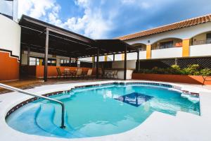 a swimming pool in the middle of a building at Del Mar Inn Playas in Tijuana