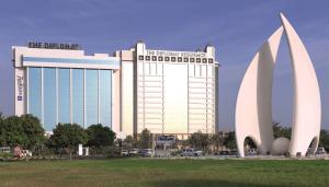 ein großes Gebäude mit einem Schild darüber in der Unterkunft The Diplomat Radisson Blu Hotel Residence & Spa in Manama