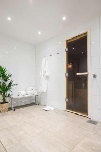 a bathroom with a bath tub, toilet and sink at Radisson Blu Scandinavia Hotel, Oslo in Oslo