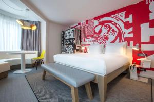 Ein Bett oder Betten in einem Zimmer der Unterkunft Radisson RED Brussels