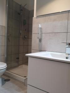 W łazience znajduje się prysznic, umywalka i toaleta. w obiekcie Guest House Arte w Rzymie