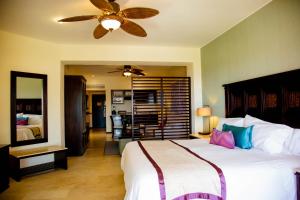 Postel nebo postele na pokoji v ubytování Casa Dorada Los Cabos Resort & Spa