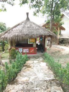 卡里孟加瓦的住宿－Latansa inn，一间有草屋顶的小小屋